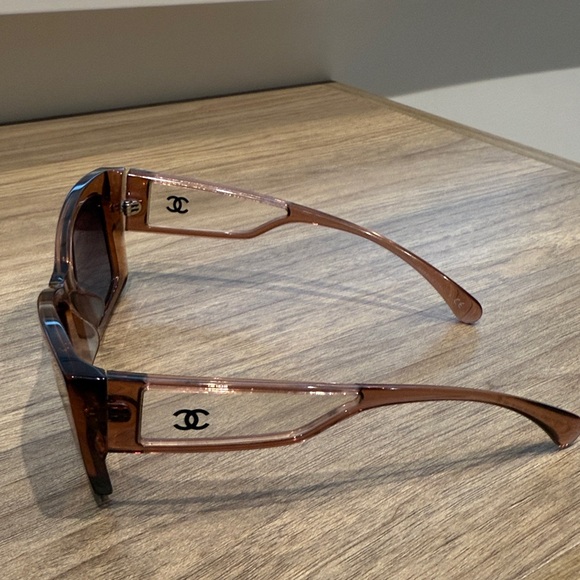 Chanel Chic pink/ Brown Sunglasses - Picture 4 of 5